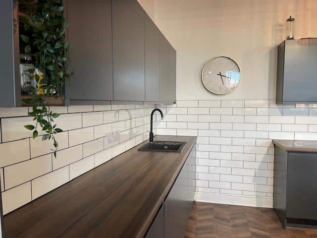 white subway style kitchen tiles